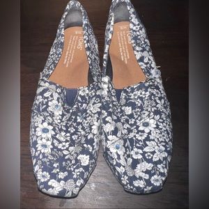 Tom’s floral print shoes